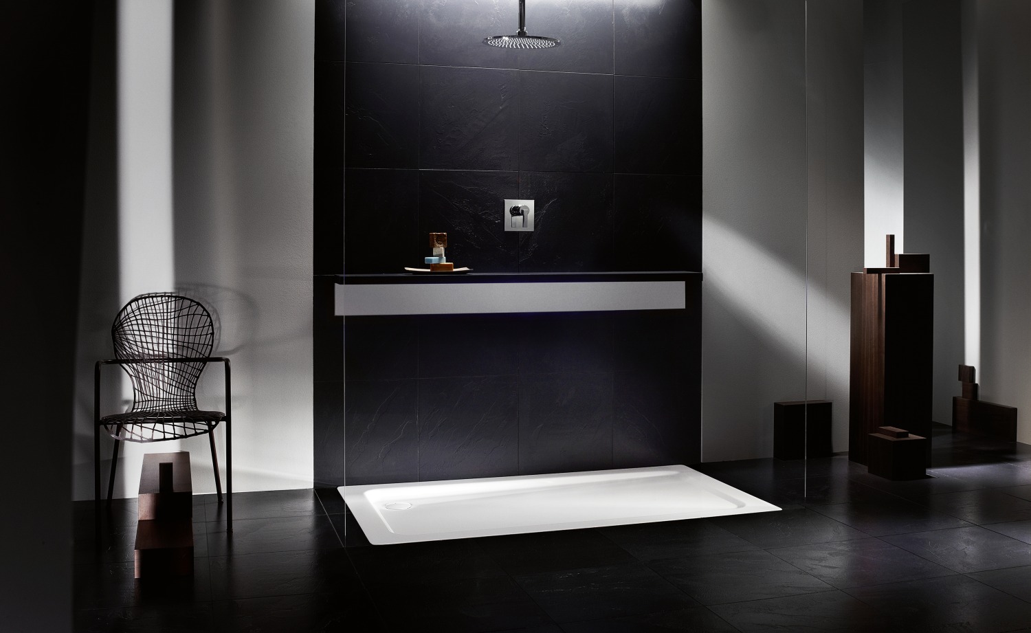 Prysznic w czarno-białej łazience glamour - www.Łazienkarium.pl czarno-biała łazienka glamour, brodzik do czarnej łazienki glamour, czarna łazienka glamour