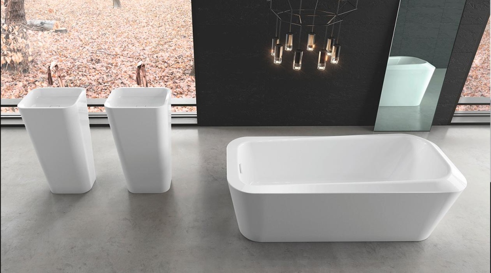 Miedziane wykończenie w czarnej łazience w stylu glamour - www.Łazienkarium.pl miedziane baterie w czarnej łazience, czarna lampa glamour, czarna aranżacja łazienki glamour