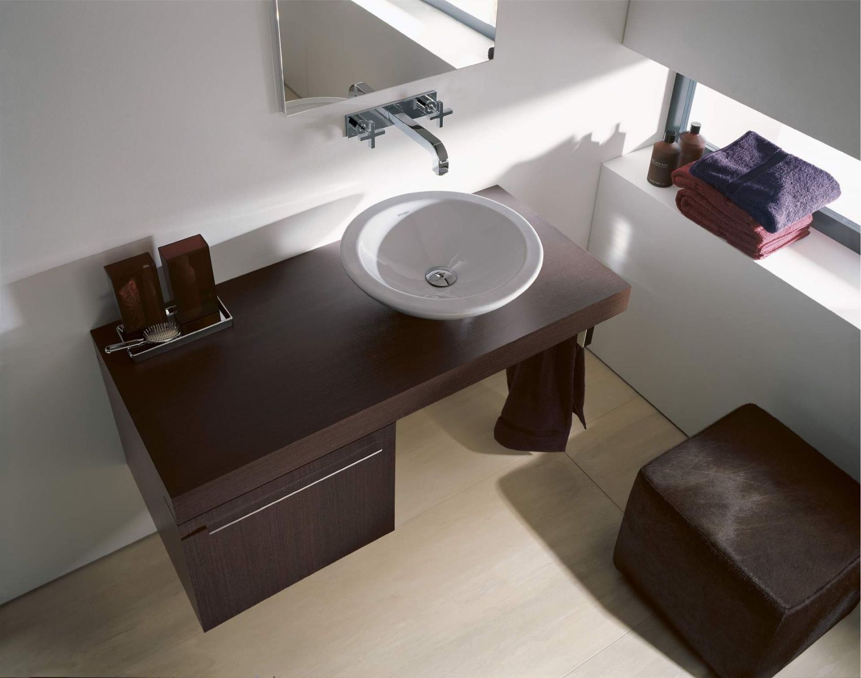 Duravit Fogo Meble Umywalki Łazienkowe Do Łazienki pod Umywalkę z Blatem, Duravit Fogo Szafka Boczna Ścienna Na Nogach Nóżkach - Cena Ceny Cennik Opinie Wymiary Katalog Inspiracje Aranżacje Dystrybutor Sklep Polska - lazienkarium.pl Duravit Fogo Meble łazienkowe Drewniane