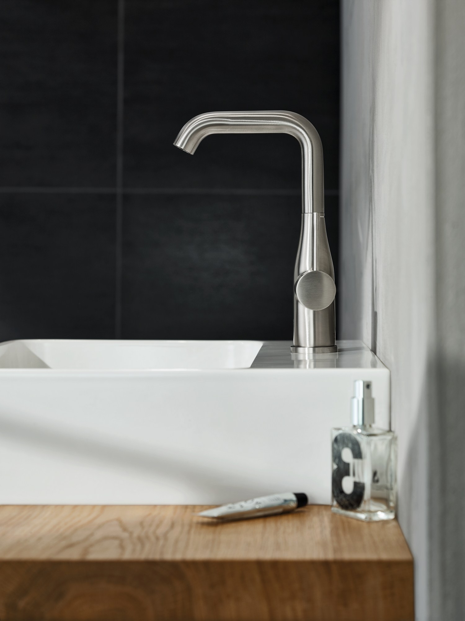 Bateria umywalkowa stojąca z serii GROHE Essence - www.Łazienkarium.pl grohe essence chrom, grohe essence bateria chrom, bateria umywalkowa grohe essence