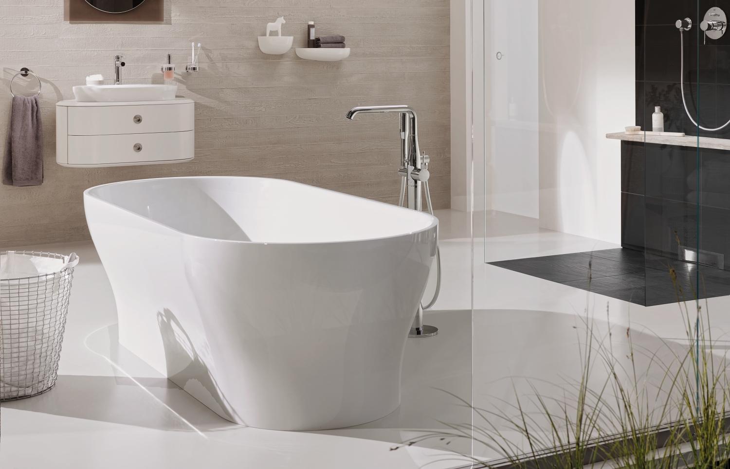 Wanna wolnostojąca z baterią GROHE Essence - www.Łazienkarium.pl grohe essence bateria wolnostojąca, bateria do wanny grohe essence, grohe essence baterie wannowe