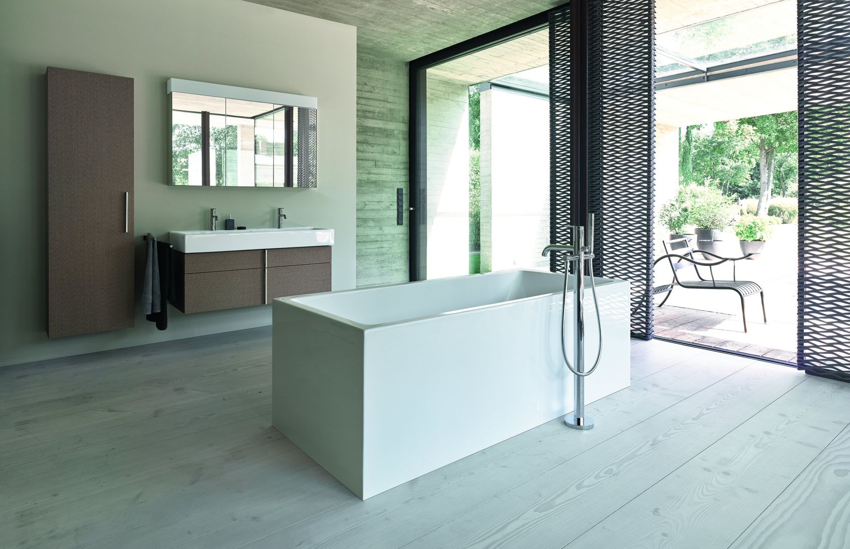 Łazienka w drewnie. Łazienka biało-drewniana, szara łazienka z drewnem czy łazienka drewno beton? Aranżacje, inspiracje!