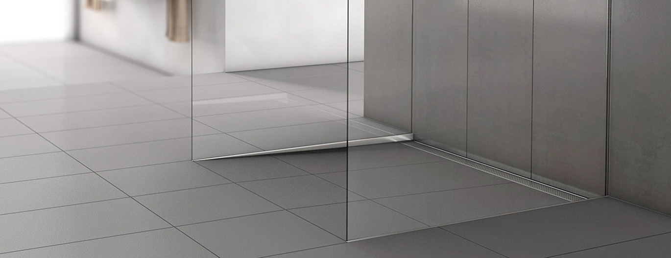 Szara łazienka z kabiną walk-in - www.Łazienkarium.pl ACO ShowerStep, listwa prysznicowa ACO, listwy prysznicowe