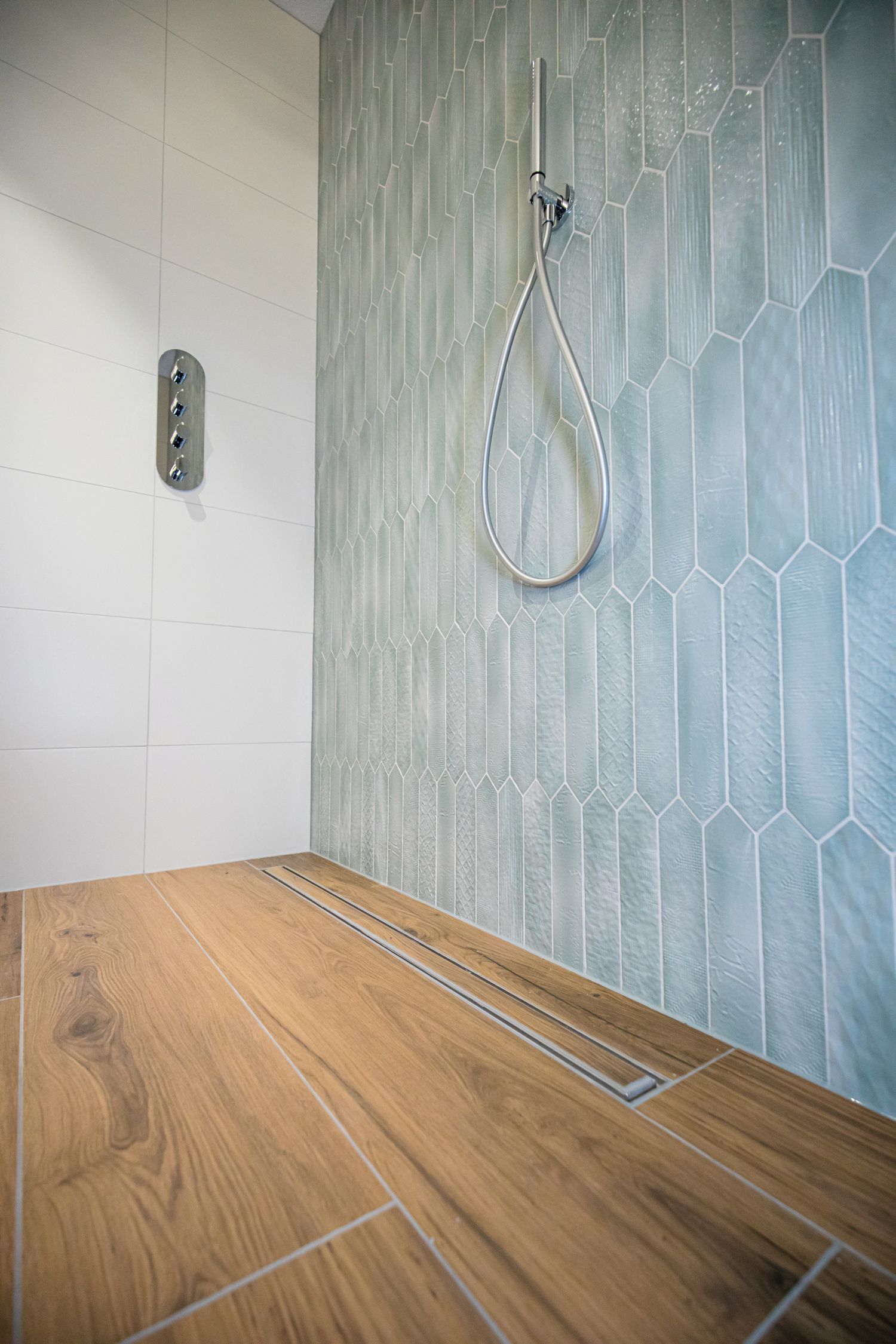 Płytki drewnopodobne w łazience - www.Łazienkarium.pl ACO ShowerStep, listwa prysznicowa ACO, listwy prysznicowe