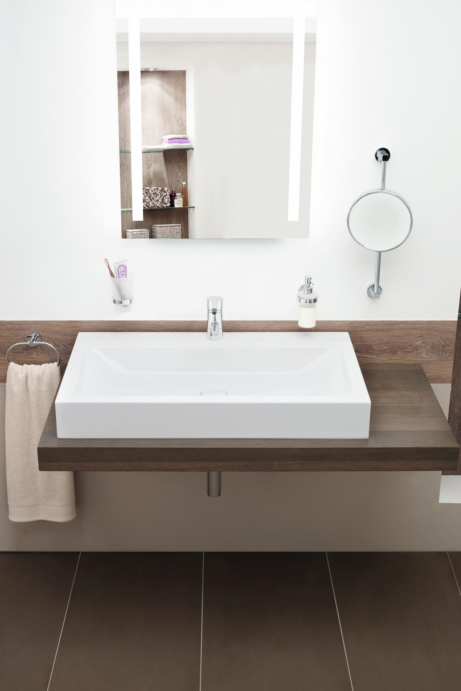biała galanteria łazienkowa w brązowej łazience, jakie dodatki do brązowej łazienki, jakie akcesoria do brązowej łazienki