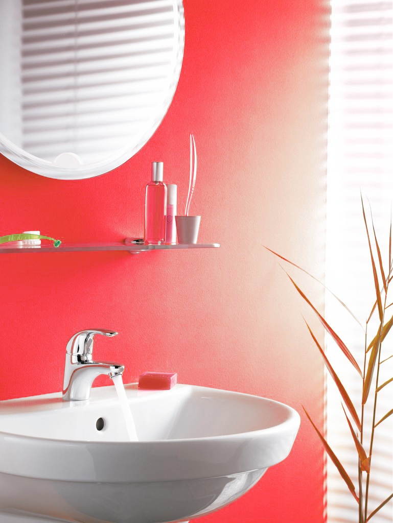 Bateria umywalkowa Hansgrohe Focus - www.Łazienkarium.pl czerwona farba w łazience, łazienka ze ścianą pomalowaną na czerwono, czerwone ściany w łazience
