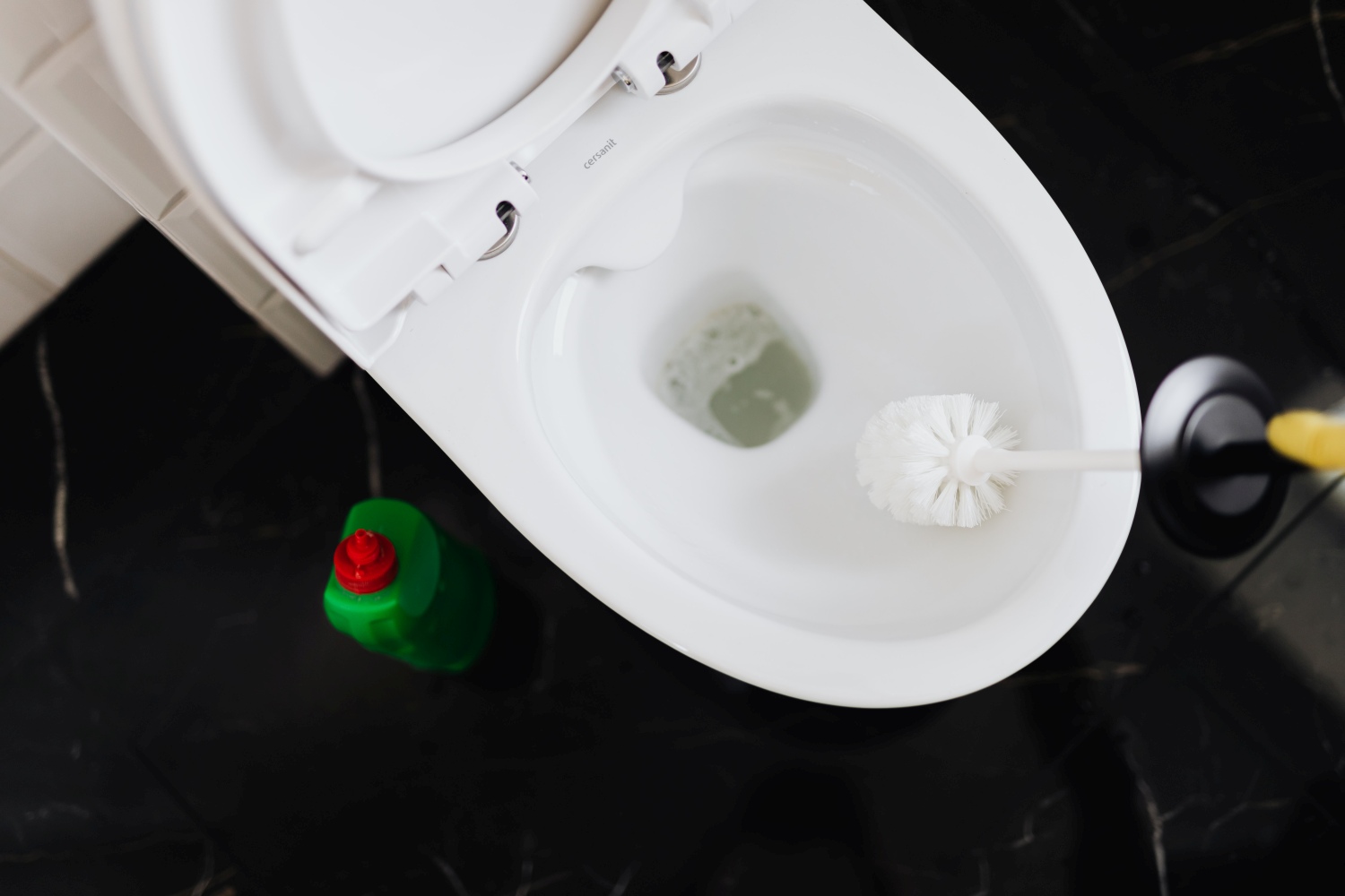 odkamienianie wc, mycie wc, jak zmyć kamień z wc