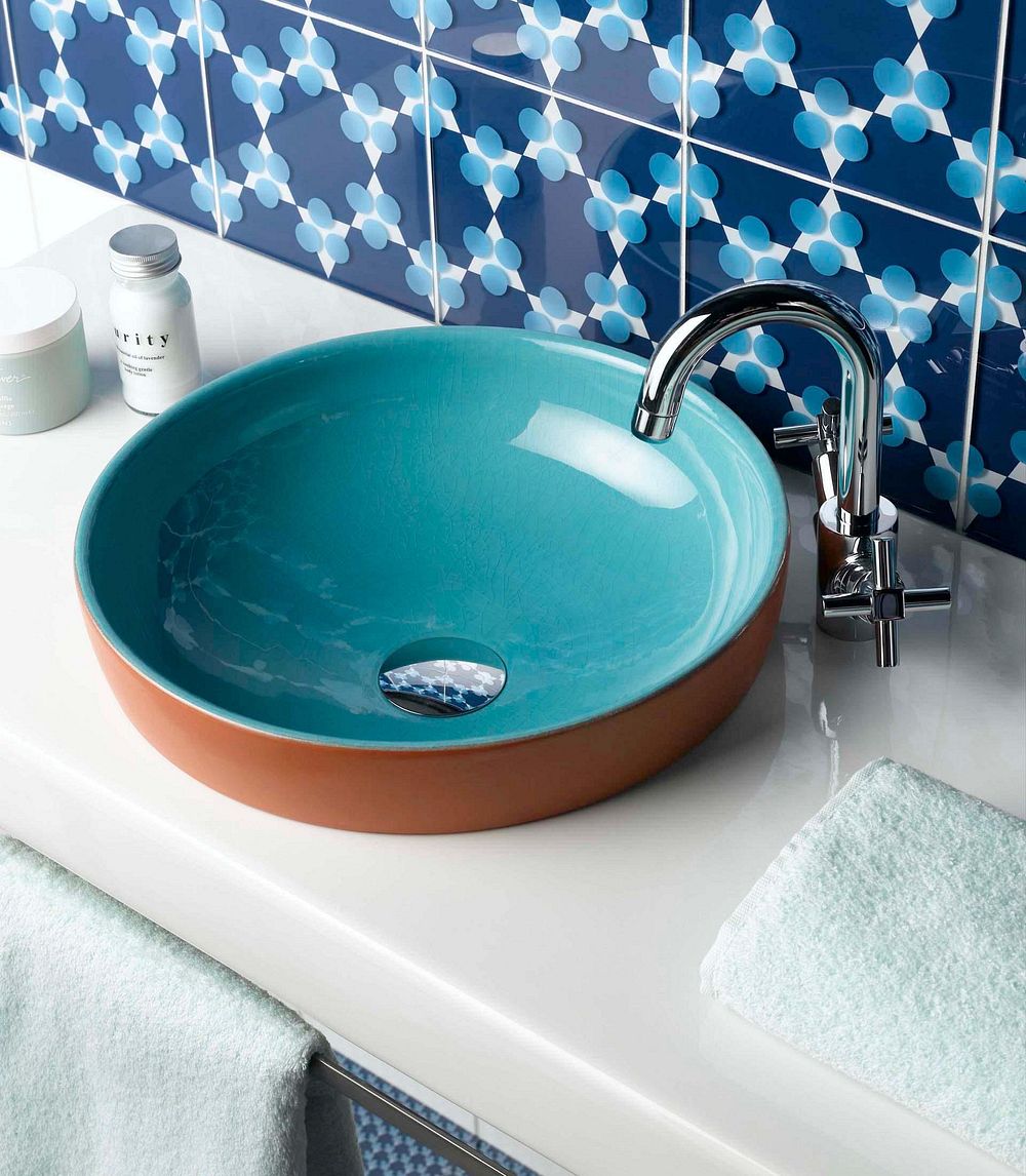 niebieska umywalka, niebieskie płytki w łazience, niebieski w łazience