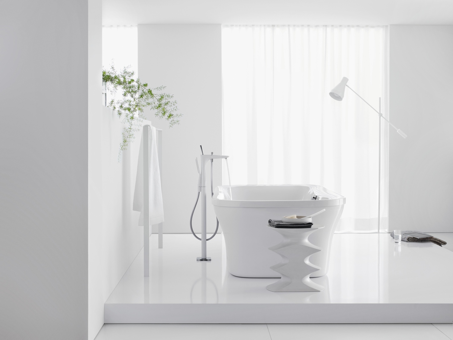 Bateria wannowa Hansgrohe PuraVida - www.Łazienkarium.pl rośliny do łazienki minimalistycznej, łazienka minimalistyczna z roślinami, minimalizm i żywe rośliny w łazience