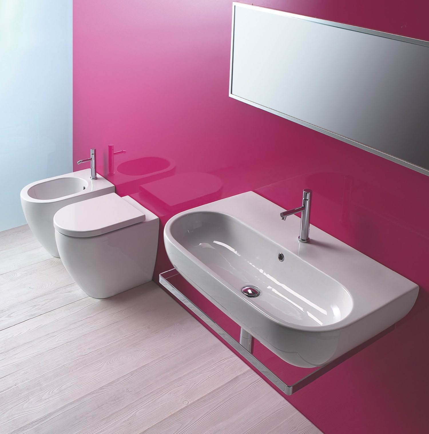 różowa ściana w łazience, kontrastujące kolory w łazience, dwa kolory w łazience