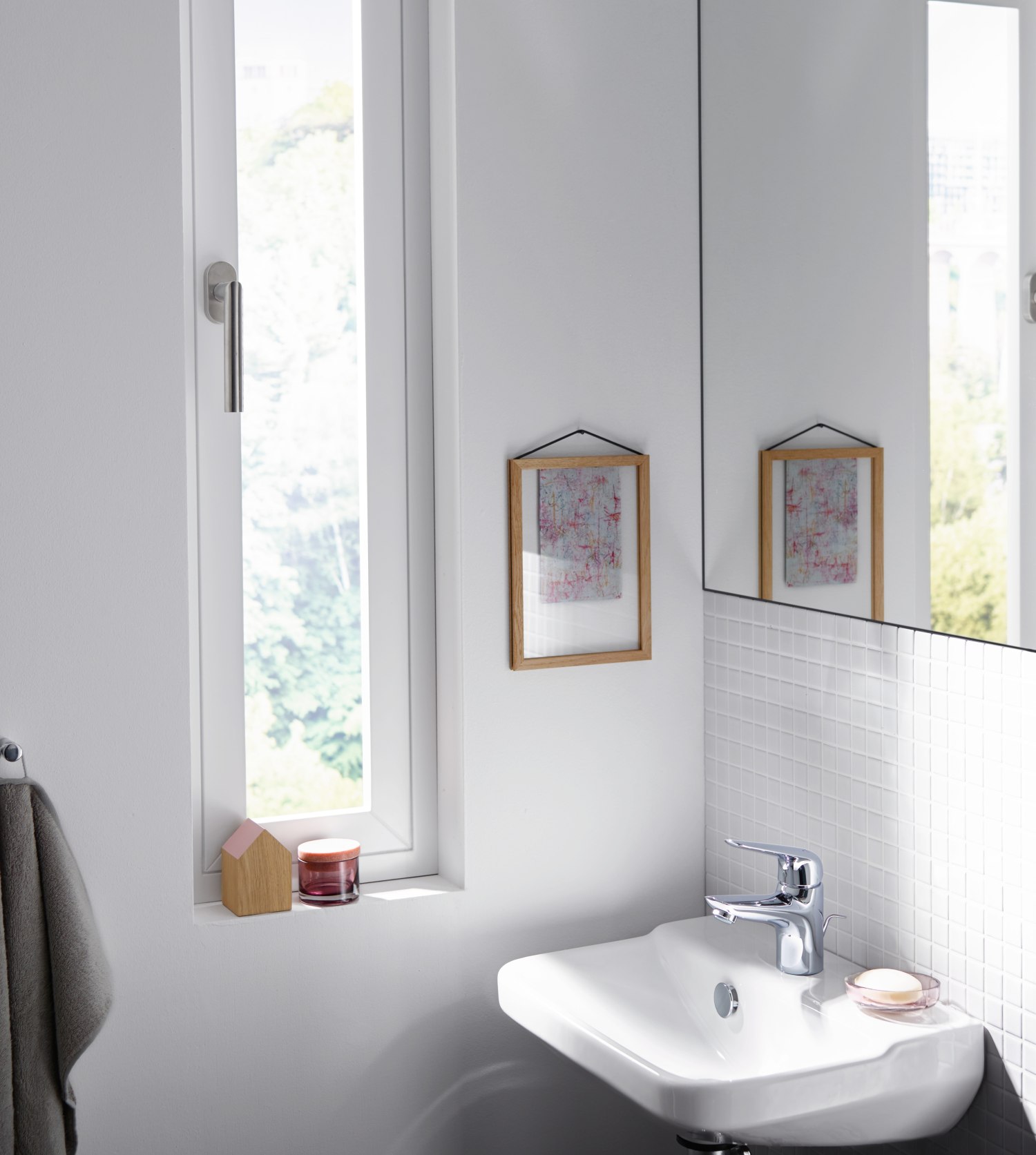 Styl eklektyczny: Niewielka umywalka, drobna mozaika i obrazek na ścianie- www.Łazienkarium.pl hansgrohe novus bateria umywalkowa, mała umywalka w stylu eklektycznym, umywalki w stylu eklektycznym