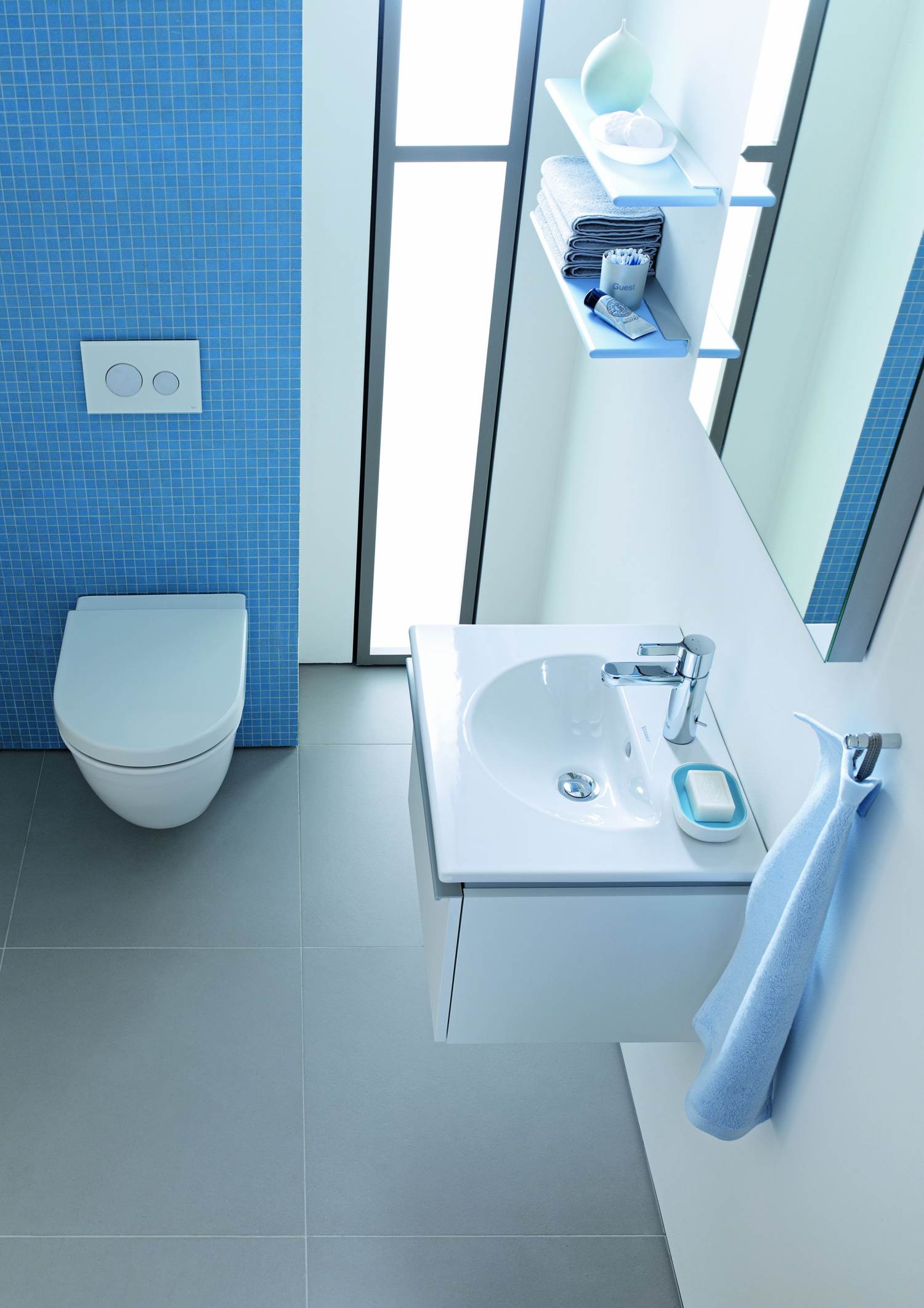 niebieska mozaika w łazience, łazienka z błękitną mozaiką, błękitna mozaika łazienkowa