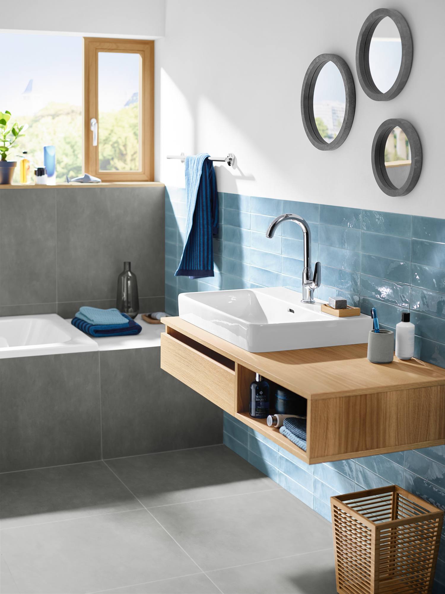 marynistyczne kolory w łazience, łazienka z niebieskimi akcentami, hansgrohe novus