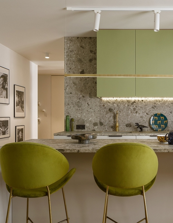 47 m2 pełne koloru i odwagi w stylu New Memphis. To mieszkanie to eksplozja koloru!