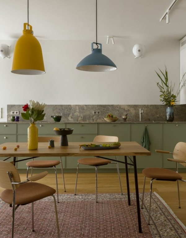 Styl minimalistyczny z charakterem. To mieszkanie zaskakuje kolorystyczną energią