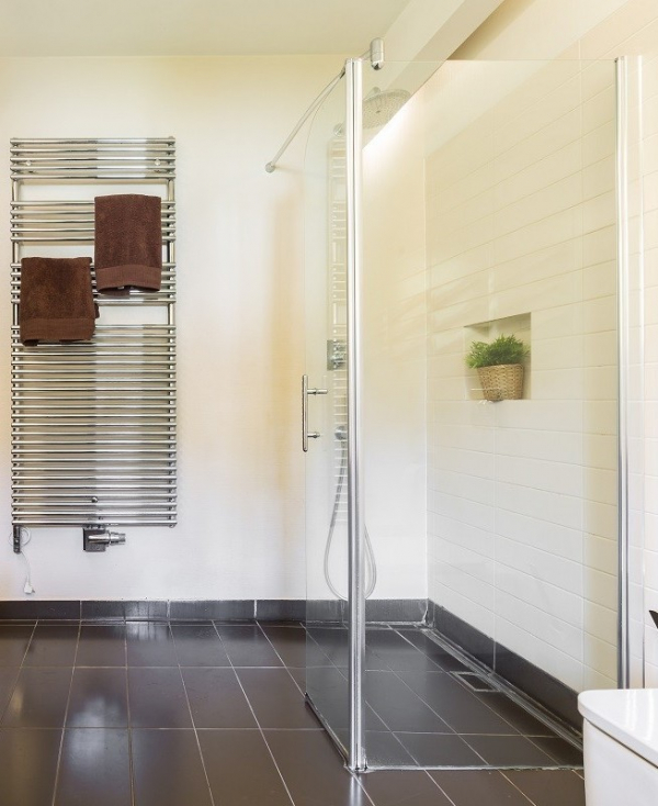 Kabiny prysznicowe z powłoką ułatwiającą czyszczenie - w trosce o czas i wygodę klienta